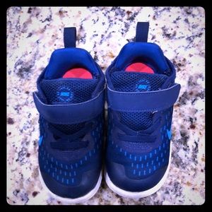 Navy blue nike tennis shoes